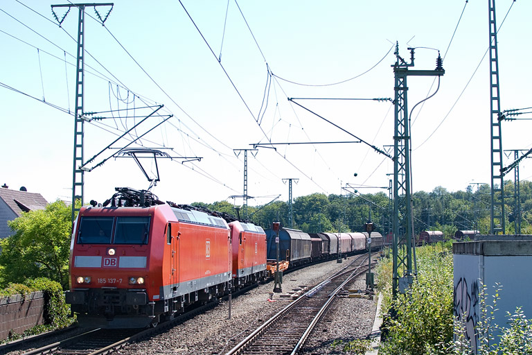 185 134 und 185 091 mit EZ 44696 bei km 16,8 (September 2012)