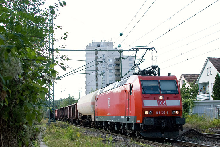 185 136 mit EK 56173 bei km 8,6 (August 2012)