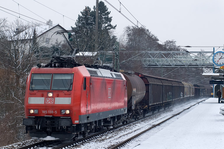 185 138 mit EZ 44696 bei km 14,2 (Januar 2012)