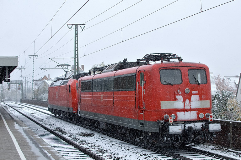 185 144 und 151 001 bei km 16,8 (Oktober 2012)