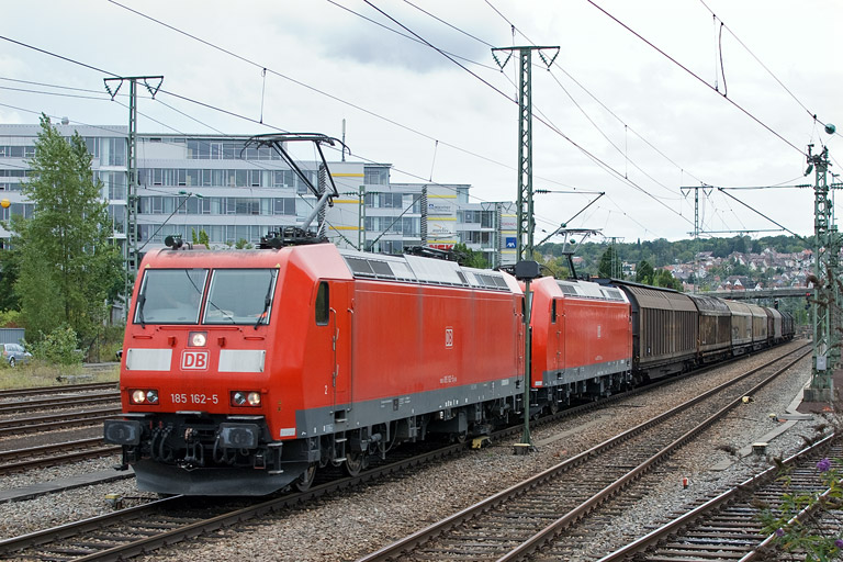 185 162 und 185 176 mit EZ 44696 bei km 15,8 (September 2012)