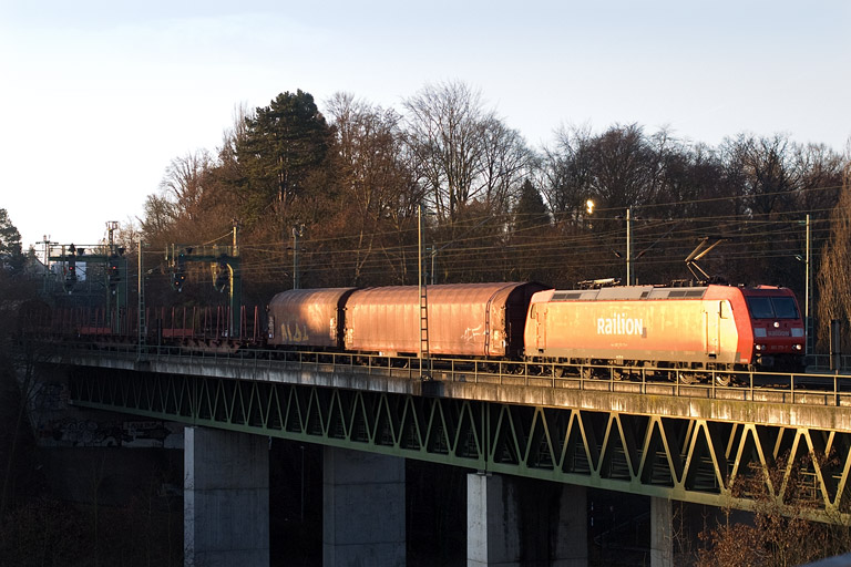 185 175 mit EZ 44698 bei km 14,6 (Januar 2012)