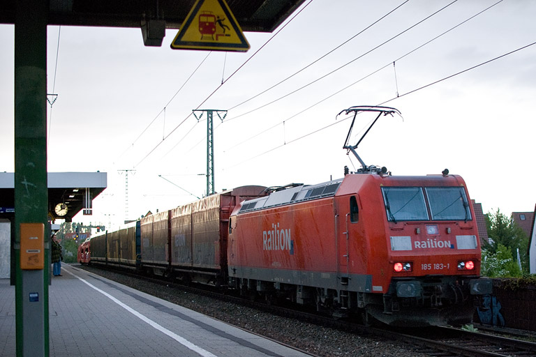 185 183 mit GA 60084 bei km 16,8 (Mai 2012)