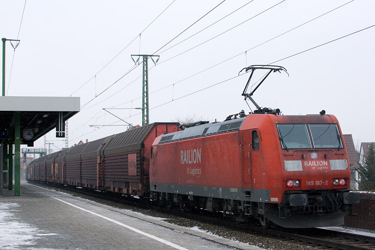 185 187 mit EK 56180 bei km 16,8 (Februar 2012)