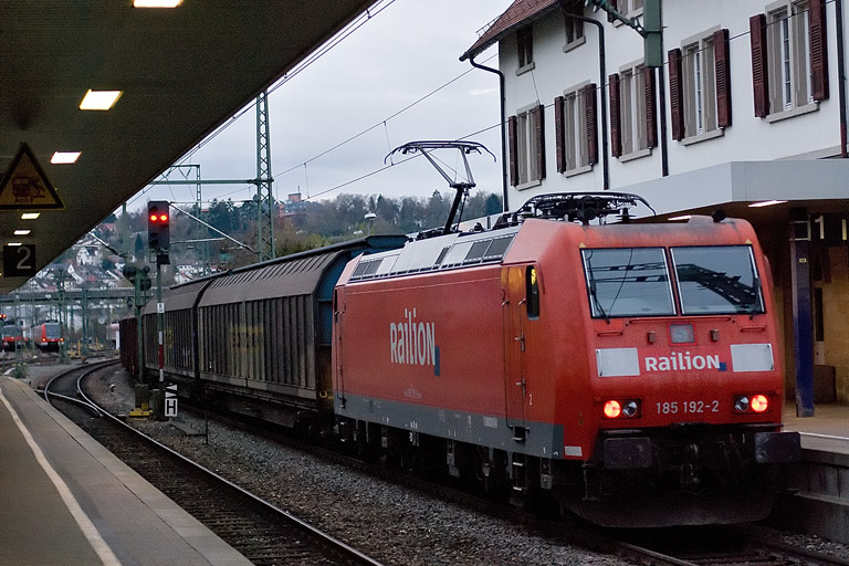 185 192 mit EK 56181 bei km 15,6 (April 2012)
