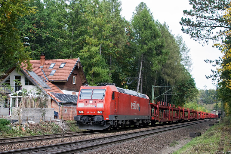 185 198 mit EK 56189 bei km 18,2 (Oktober 2012)