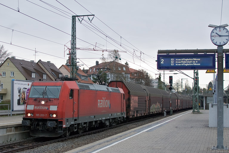185 203 mit EK 56183 bei km 15,6 (April 2012)