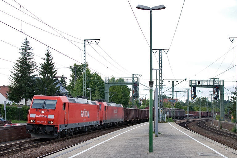 185 207 und 185 246 mit EK 56185 bei km 16,8 (Juli 2012)