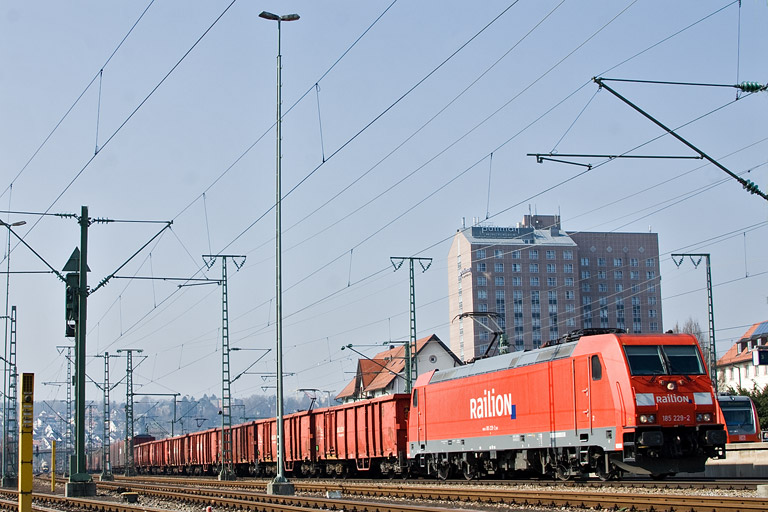 185 229 mit EK 56164 bei km 15,6 (M&auml;rz 2012)