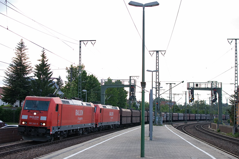 185 240 und 185 262 mit GM 47396 bei km 16,6 (Mai 2012)