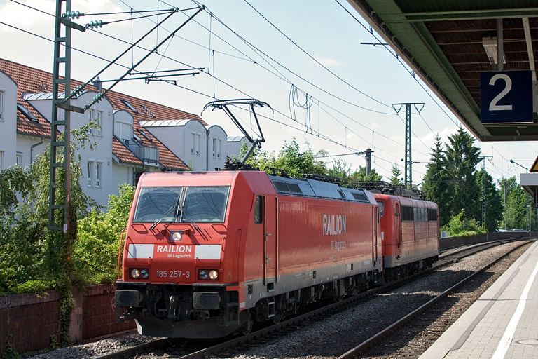 185 257 und 151 084 bei km 16,8 (Mai 2012)