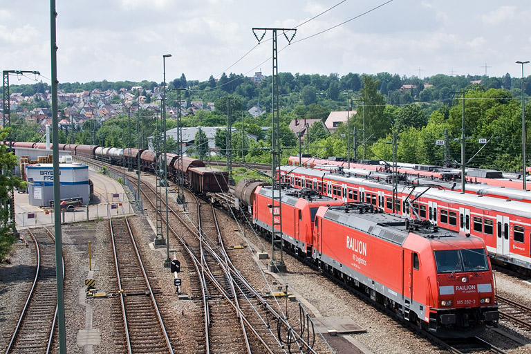 185 262 und 185 240 mit EZ 44696 bei km 16,0 (Mai 2012)