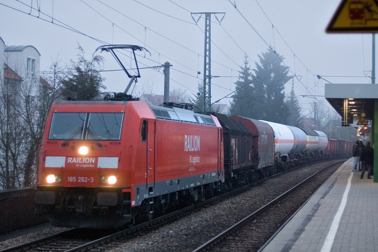 185 262 mit EK 56173 bei km 16,8 (M&auml;rz 2012)