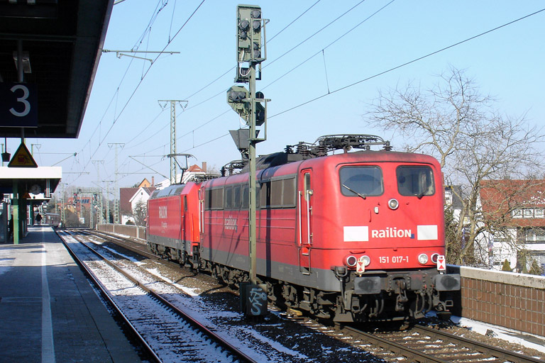 185 273 und 151 017 bei km 16,8 (Februar 2012)