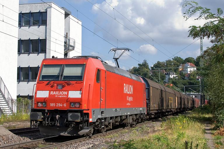 185 294 mit EZ 44695 bei km 8,6 (August 2012)