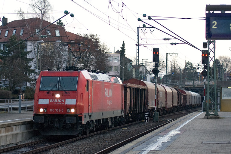 185 303 mit EZ 44689 bei km 15,6 (Januar 2012)