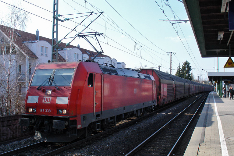 185 338 mit EK 56189 bei km 16,8 (M&auml;rz 2012)