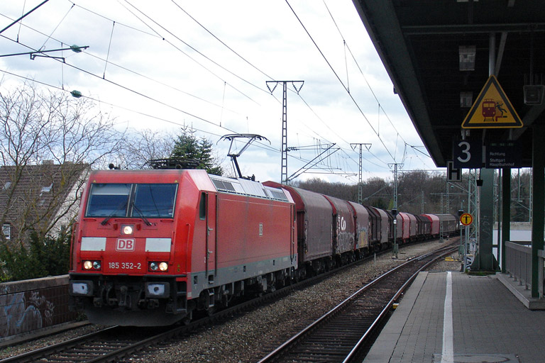 185 352 mit EK 56166 bei km 16,8 (April 2012)