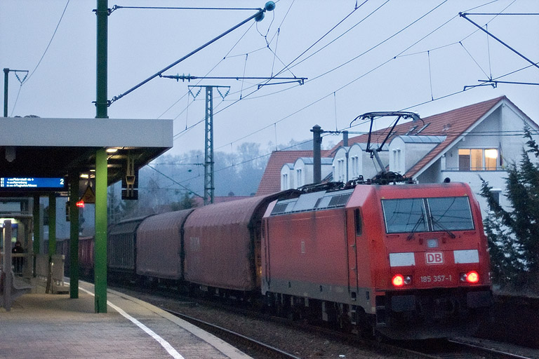 185 357 mit EZ 44691 bei km 16,8 (Januar 2012)