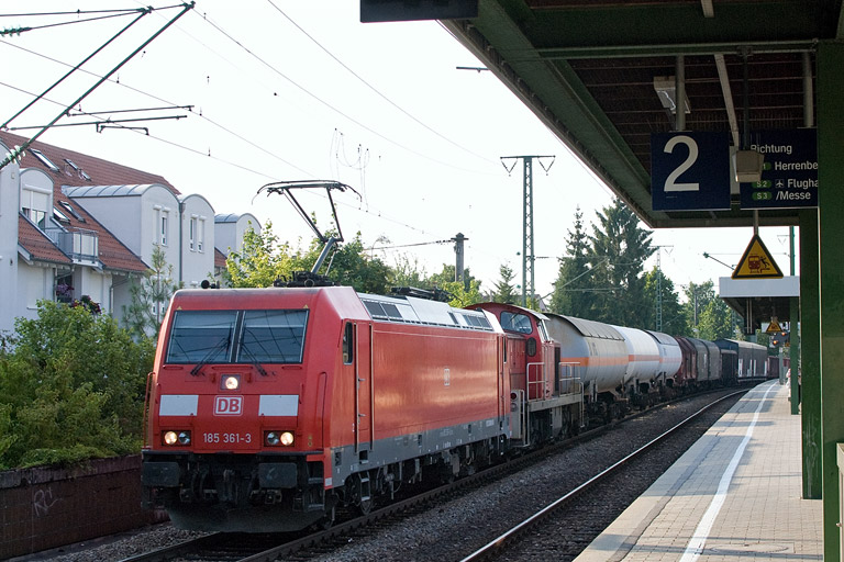 185 361 und 294 824 mit EK 56173 bei km 16,8 (Juli 2012)