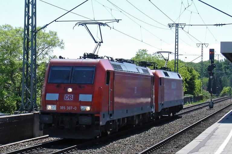 185 367 und 152 121 als EK 56180 bei km 16,8 (Mai 2012)