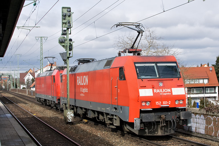 185 369 und 152 101 bei km 16,8 (Februar 2012)