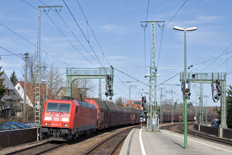 185 372 mit EK 56165 bei km 16,6 (M&auml;rz 2012)