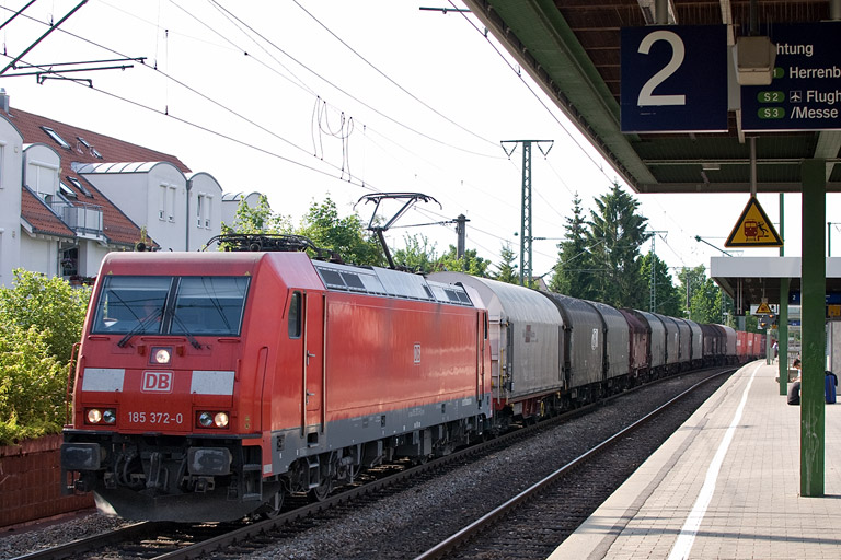 185 372 mit EK 56173 bei km 16,8 (Mai 2012)