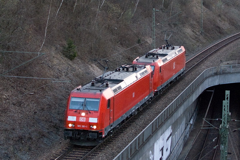 185 381 und 185 013 als EK 56181 bei km 13,8 (M&auml;rz 2012)