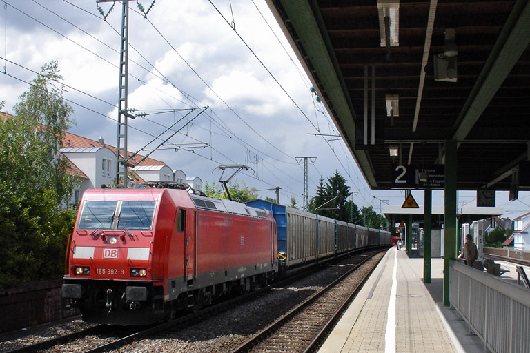 185 392 mit EK 56167 bei km 16,8 (Juni 2012)