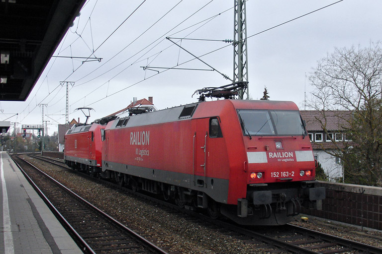 Lok der Baureihe 185 und 152 163 mit EK 56180 bei km 16,8 (M&auml;rz 2012)