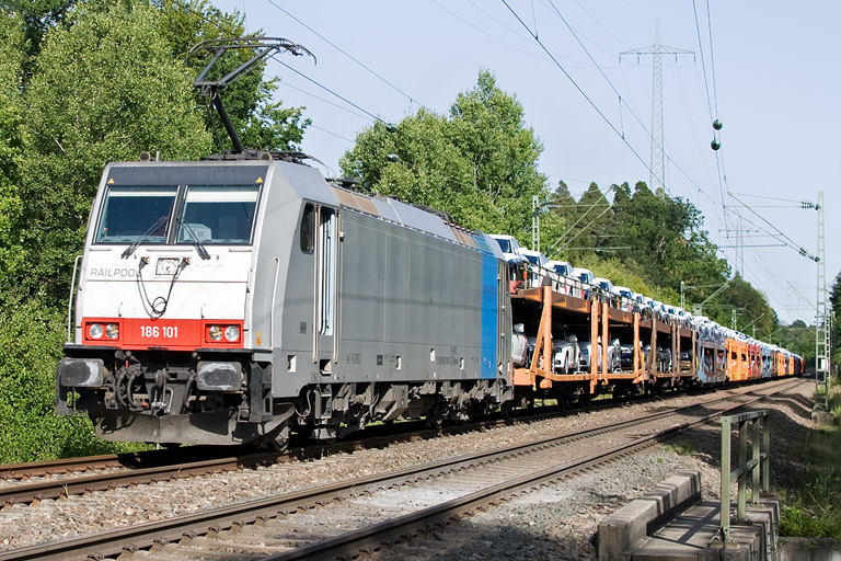 186 101 mit DGS 47077 bei km 22,2 (August 2012)