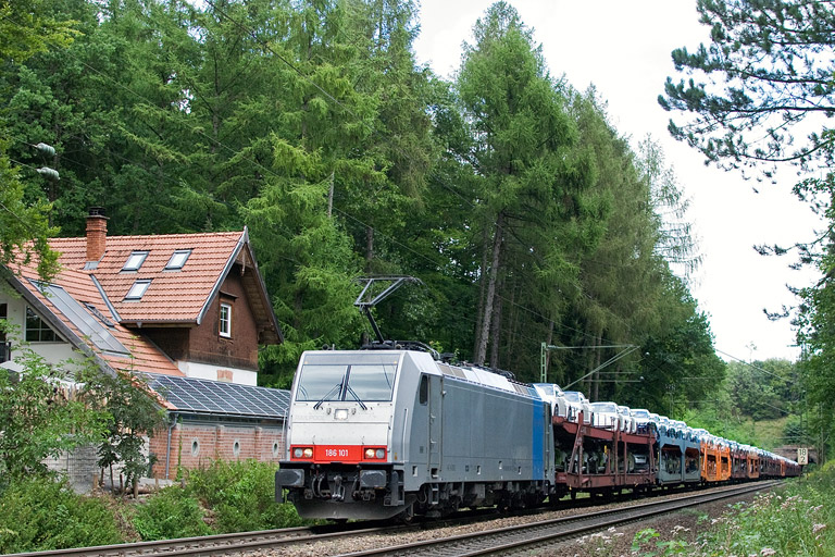 186 101 mit DGS 47077 bei km 18,2 (August 2012)