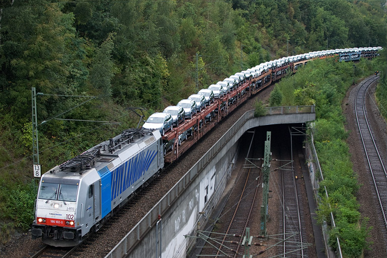 186 102 mit DGS 47041 bei km 13,8 (August 2012)