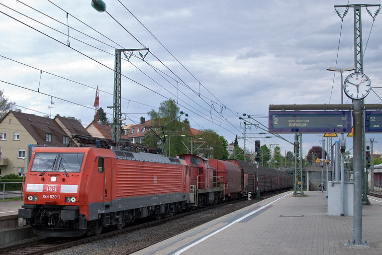 189 020 und 294 824 mit EK 56173 bei km 15,6 (Mai 2012)
