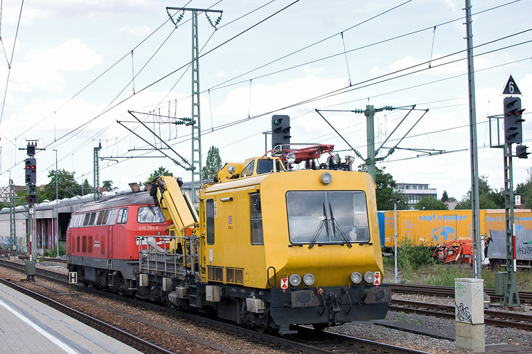 218 261 und 703 103 mit BauZ 93208 bei km 15,4 (Juni 2012)
