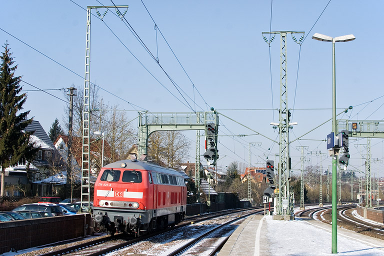218 825 als 99982 bei km 16,6 (Februar 2012)