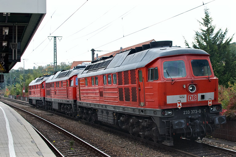 232 254, Lok der Baureihe 232 und 233 373 bei km 16,8 (Oktober 2012)