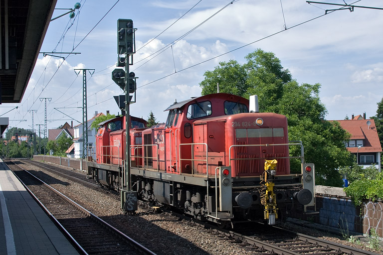 294 779 und 294 824 als T 77044 bei km 16,8 (Mai 2012)