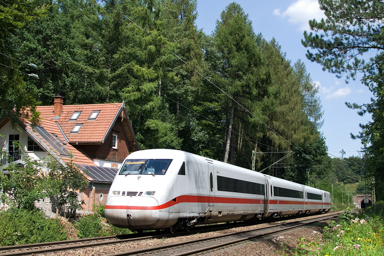 808 009/402 009 mit LPF-T 92597 bei km 18,2 (August 2012)
