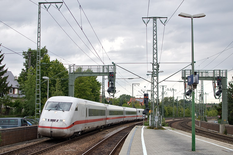 402 009/808 009 mit LPF-T 94440 bei km 16,6 (August 2012)