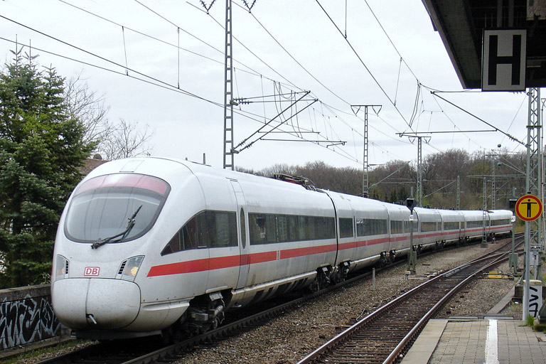 411 010 (Tz 1110) als LPF-T 92024 bei km 16,8 (April 2012)