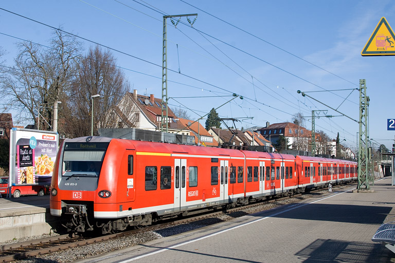 426 013 und Baureihe 425 mit RE 19087/19587 bei km 15,6 (Dezember 2012)