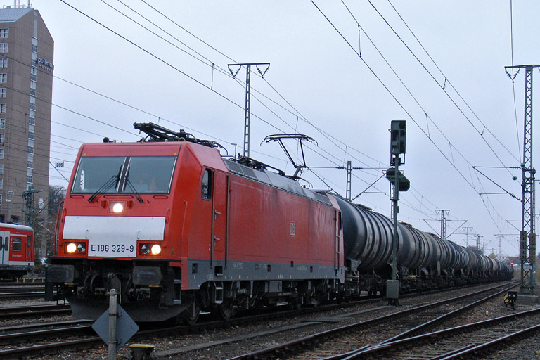 E186 329 mit GC 62503 bei km 15,8 (November 2012)