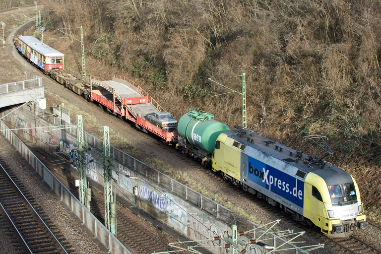 ES 64 U2-015 mit DbZ 20411 bei km 13,8 (Dezember 2012)