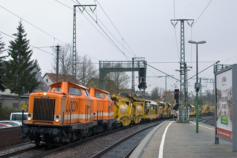 Locon 205 (ex-DB 212 263) und Locon 206 (ex-DB 212 095) bei km 16,8 (April 2012)