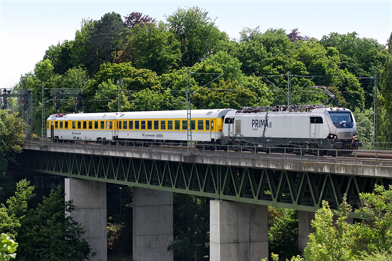 Alstom Prima II (UIC-Nr. 91 87 00 47502-6) mit ICE-A 92069 bei km 14,6 (Juni 2012)