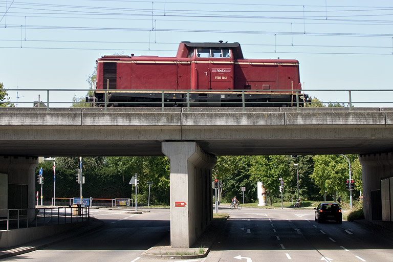 V100 1041 als Tfzf (D) 93053 bei km 16,4 (August 2012)
