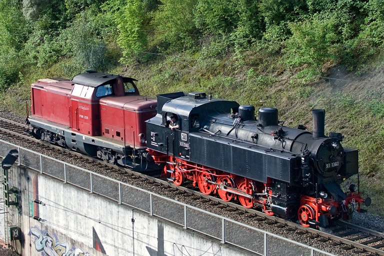 V100 2335 und 93 1360 als DbZ 92285 bei km 14,0 (Juli 2012)