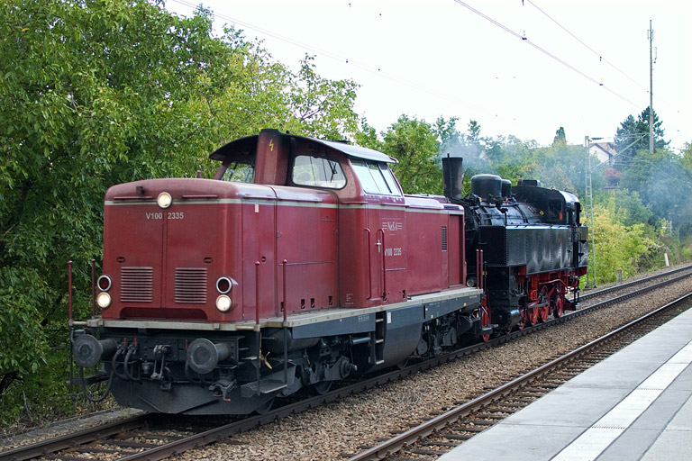 V100 2335 und 93 1360 als DbZ 92369 bei km 14,2 (September 2012)
